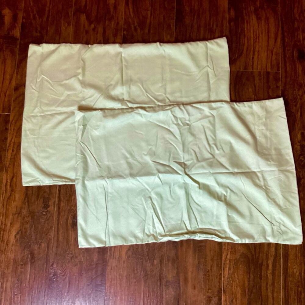 NWOT TAHARI Standard Pillow Cases